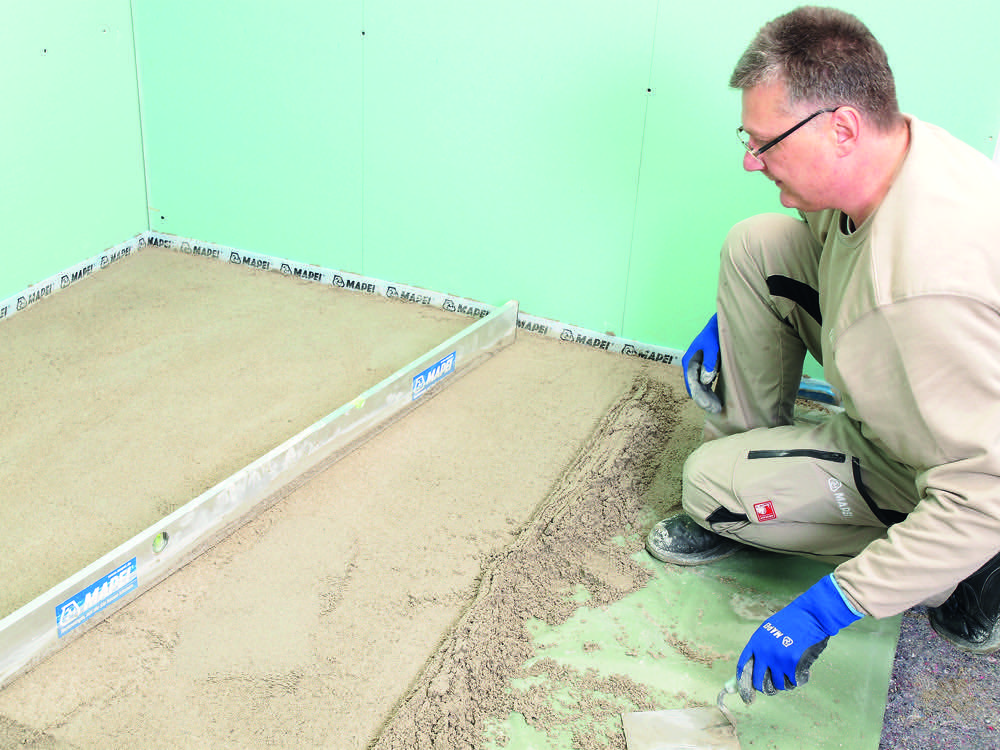Beim Arbeiten im Bestand gibt es immer wieder Aufgabenstellungen, die den Einbau und die Sanierung von Estrich beinhalten. Mapei: Drei starke Boden-Themen im Fokus