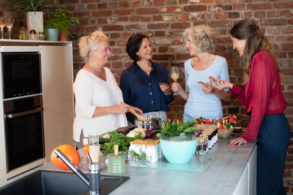 Das Nutzerverhalten trägt stark dazu bei, ob jemand gesund wohnt oder nicht. Die Bewohner müssen genügend lüften. Es gilt, die Luftfeuchtigkeit, die beispielsweise beim Kochen und Duschen entsteht, abzutransportieren – ansonsten bildet sich Schimmel. Hartmut Urbath (GEV): „Wohngesund ist keine Produkt-Eigenschaft“